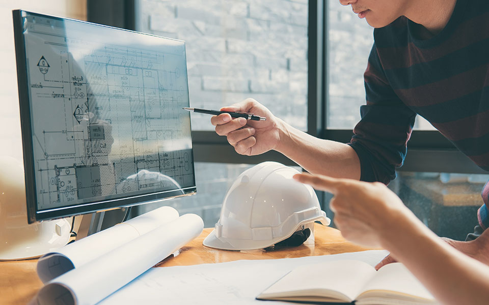 Leistungen 6 Ingenieure arbeiten zusammen, während sie auf einem Bildschirm angezeigte technische Daten untersuchen.